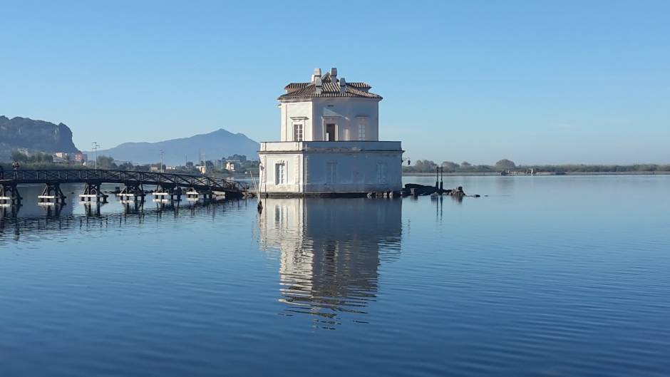 Lago di Fusaro La Casina Vanvitelliana sul lago di Fusaro © Lucio Festa, concorso fotografico TCI Monumenti d'Italia