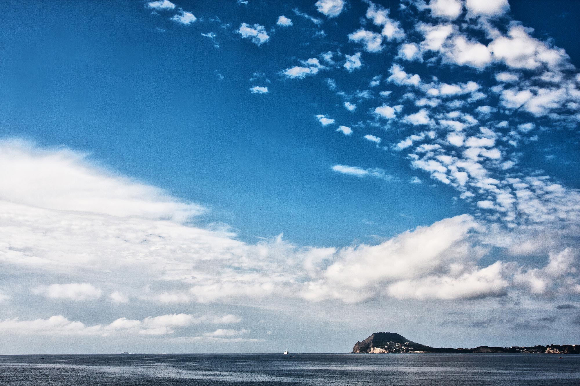 Capo Miseno Veduta su Capo Miseno, punta estrema della penisola flegrea © Mariateresa Sarpa, concorso fotografico TCI Cieli d'Italia