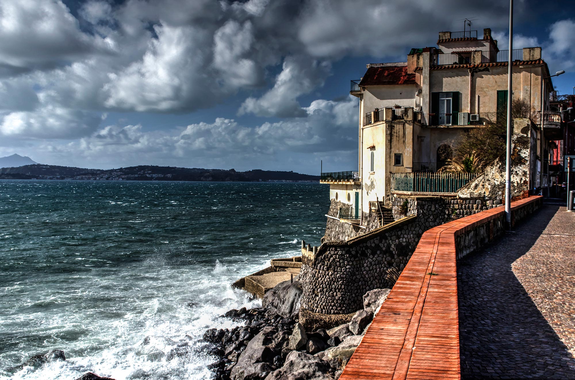 Pozzuoli Il lungomare di Pozzuoli in una grigia giornata © Luigi Sannino, concorso fotografico TCI I Paesaggi del cibo