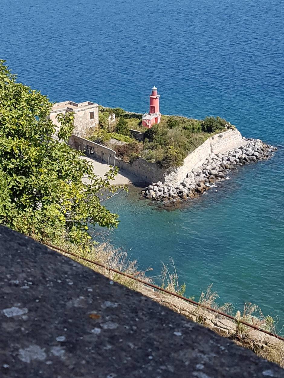 Bacoli Il Faro del Castello Aragonese che sorge a Baia, frazione di Bacoli © Magrini Tiziana, concorso fotografico TCI Borghi d'Italia