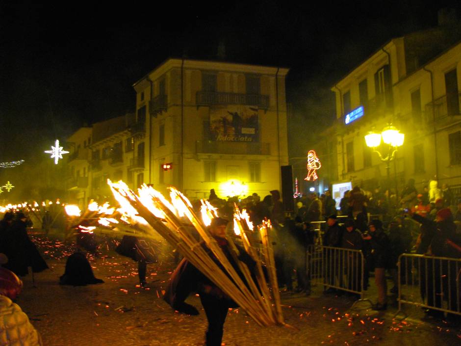 Agnone Festa della Ndocciata dell'Immacolata lungo le vie di Agnone © Giuseppe Miraglia, concorso fotografico TCI Borghi d'Italia