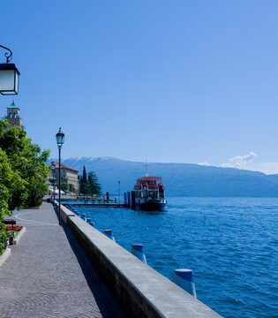 Gardone Riviera e il lungolago Gardone Riviera e il lungolago © Comune di Gardone Riviera