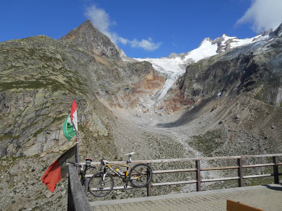 La val Ferret In bici lungo la Val Ferret fino al rifugio Elena ai piedi del Monte Bianco © Paolo Manzana, concorso fotografico TCI Italia in bicicletta