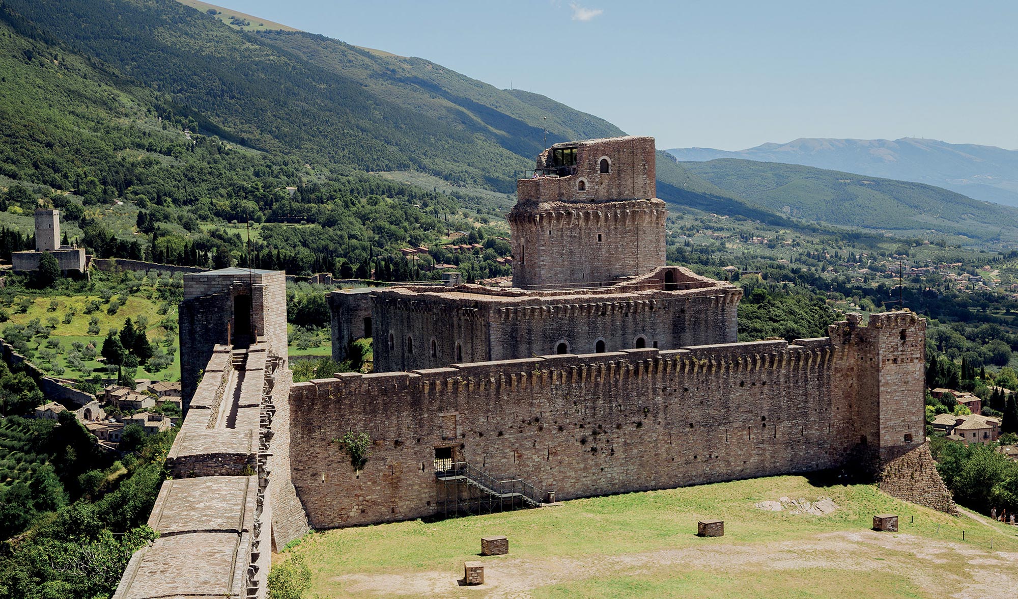 La Rocca Maggiore di Assisi e la Valle Umbra La Rocca Maggiore di Assisi © Andrea Cova