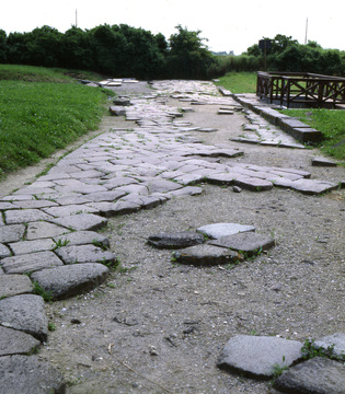 La strada basolata del quartiere residenziale augusteo nell’Area archeologica di Altino ©Archivio DRMV / su concessione del Ministero della Cultura