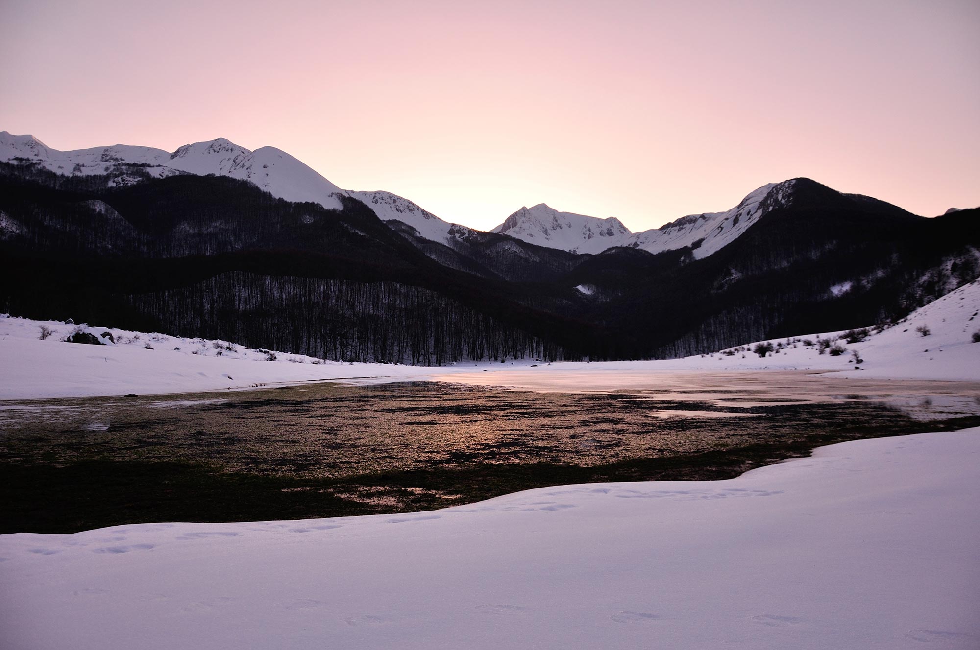 Le Mainarde Le Mainarde e il tramonto invernale sul Monte Meta © Alfonso Notardonato, concorso fotografico TCI Cieli d'Italia