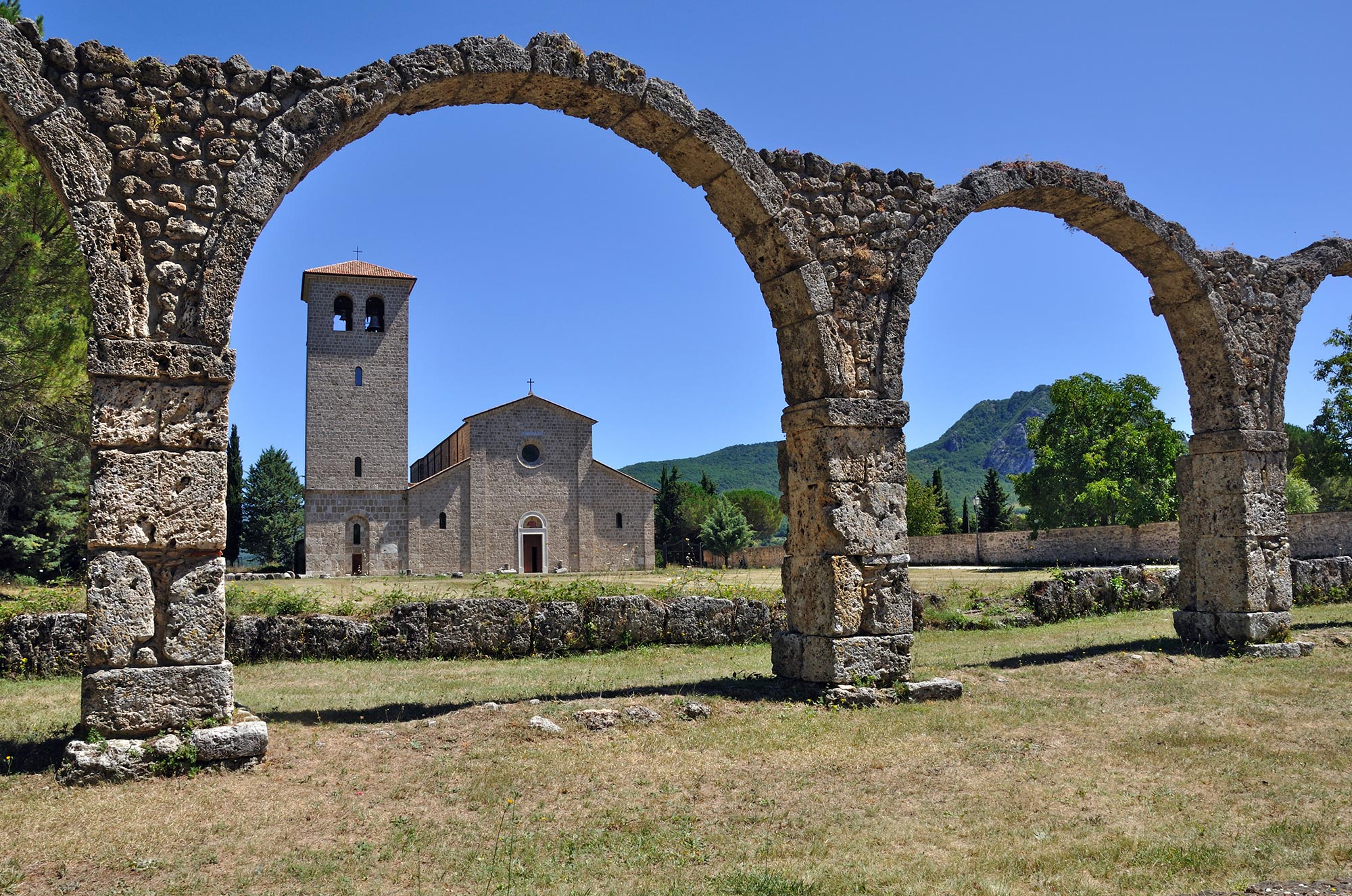Le Mainarde L'abbazia di San Vincenzo Nuovo e il suo portico © luri/Shutterstock.com