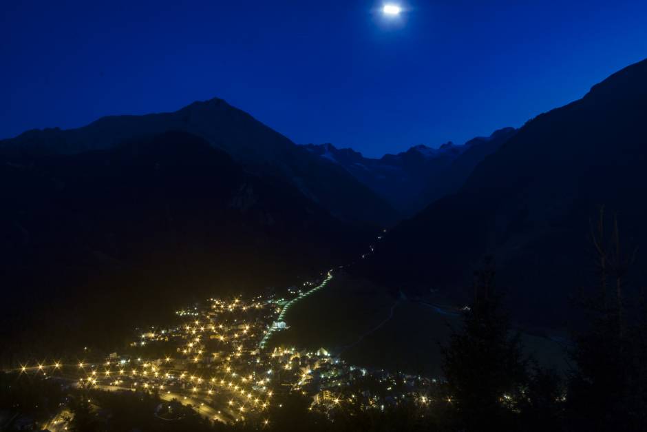 Val di Cogne Cogne in notturna con il Gran Paradiso sullo sfondo © Antonio Monaco, concorso fotografico TCI Borghi d'Italia