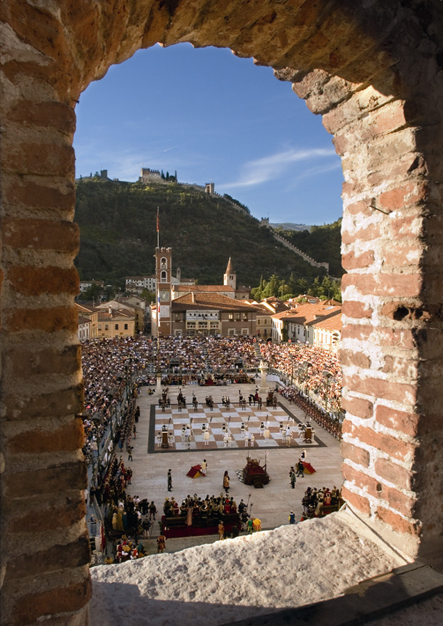 Piazza Castello e la partita a scacchi © Comune di Marostica