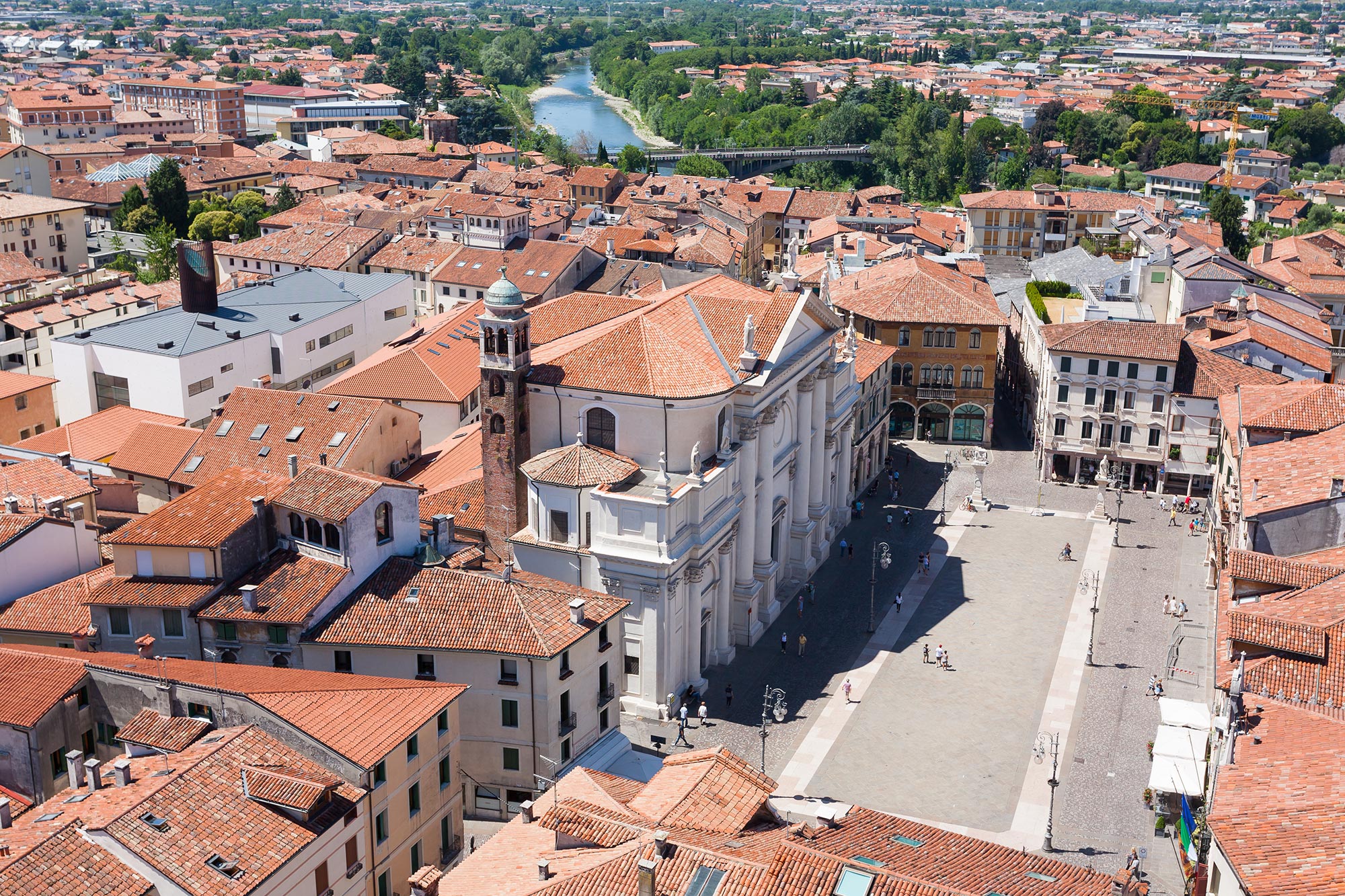Veduta aerea di piazza Libertà a Bassano del Grappa © elleon/Shutterstock.com