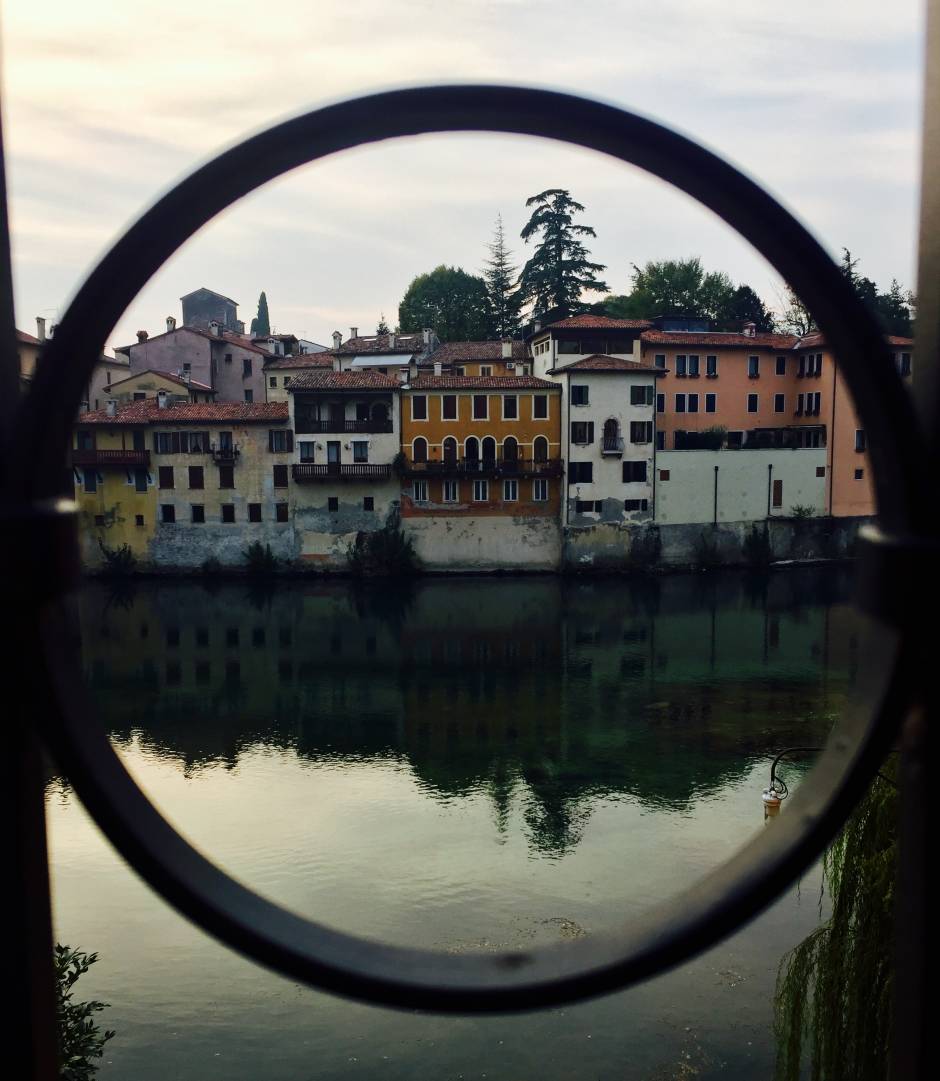 Il Ponte degli Alpini di Bassano del Grappa si specchia sul Brenta © Mario De Marinis, concorso fotografico TCI Borghi d'Italia