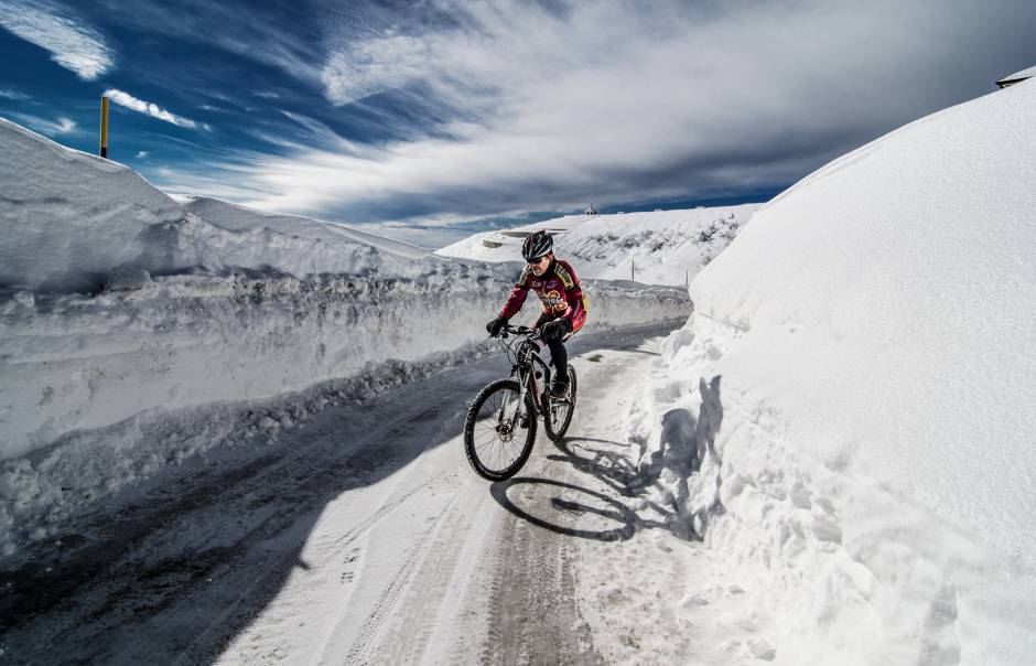 Sul Monte Grappa col sacrario sullo sfondo © Antonio Securo, concorso fotografico TCI Italia in bicicletta