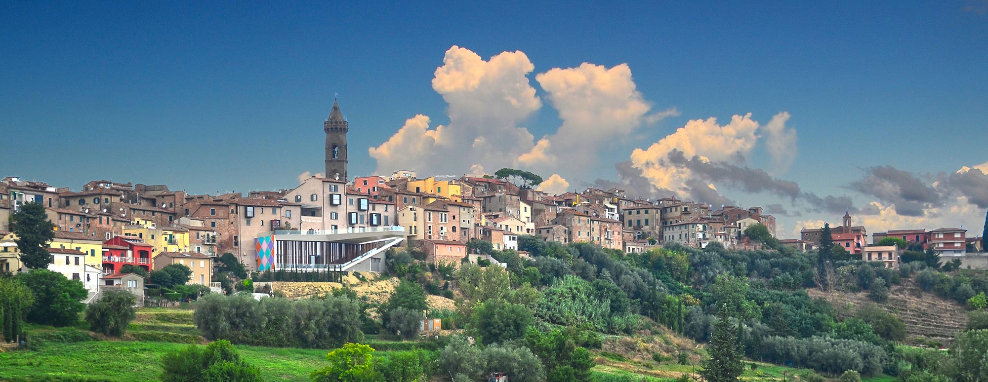 Veduta di Peccioli e di Palazzo senza Tempo Veduta di Peccioli e di Palazzo senza Tempo © Marco Vignoli