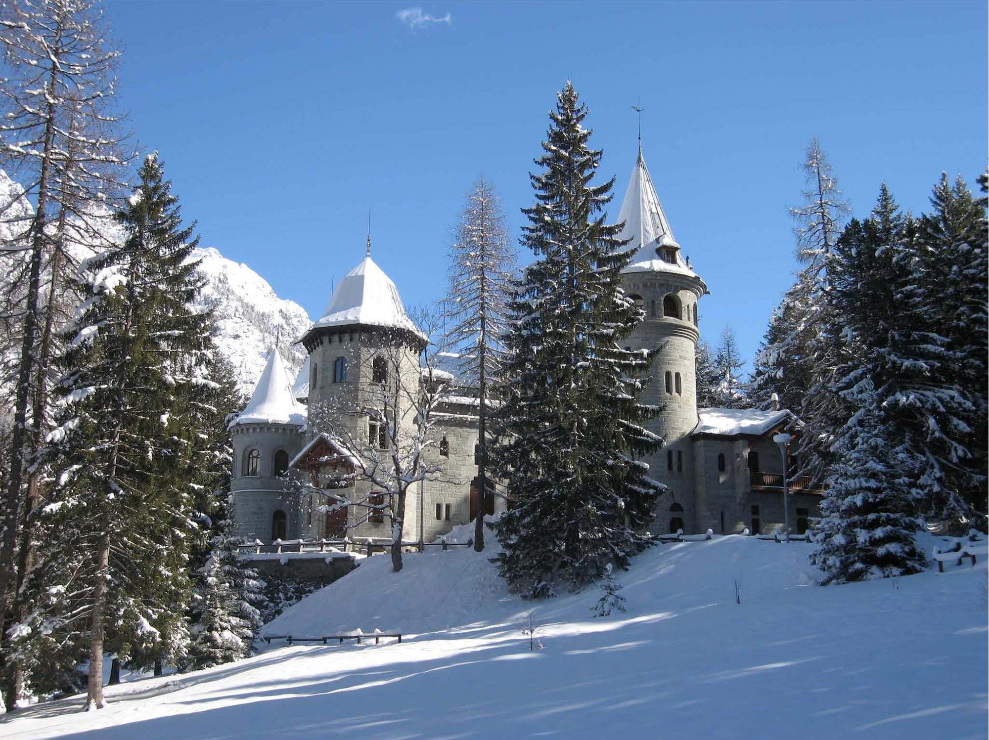 Castel Savoia a Gressoney-Saint-Jean Castel Savoia innevato a Gressoney-Saint-Jean © Comune di Gressoney-Saint-Jean