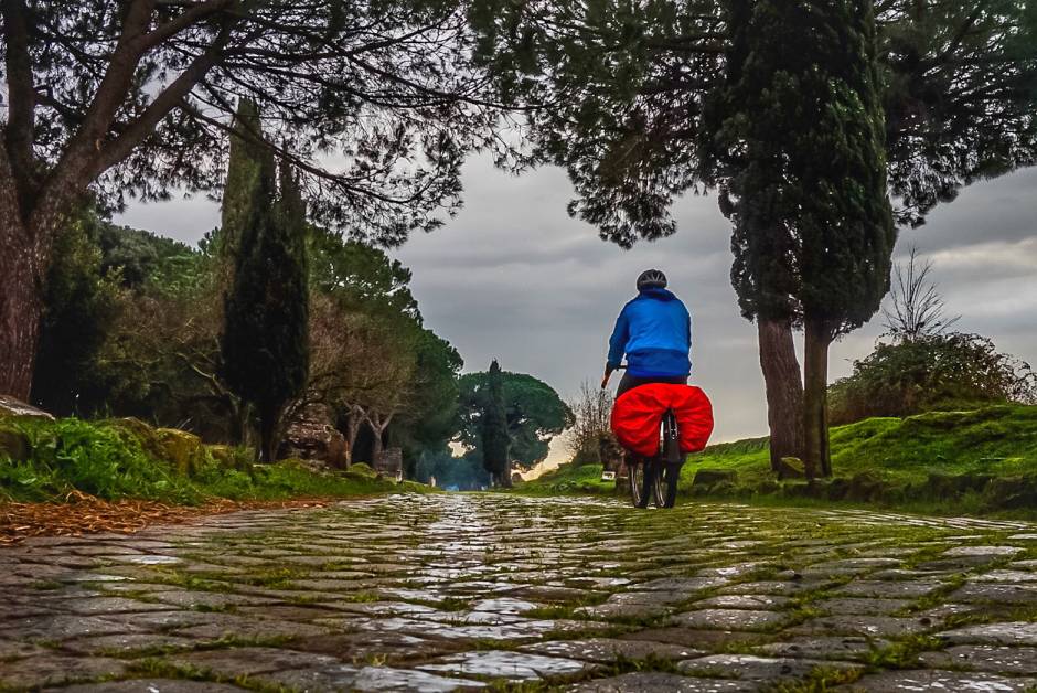 Porta San Sebastiano e delle mura In bici sui basolati bagnati dell'Appia Antica © Maurizio De Simone, concorso fotografico TCI Italia in bicicletta