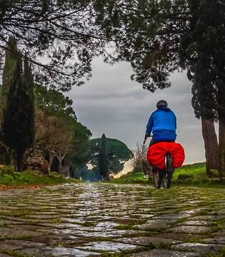 Porta San Sebastiano e delle mura In bici sui basolati bagnati dell'Appia Antica © Maurizio De Simone, concorso fotografico TCI Italia in bicicletta