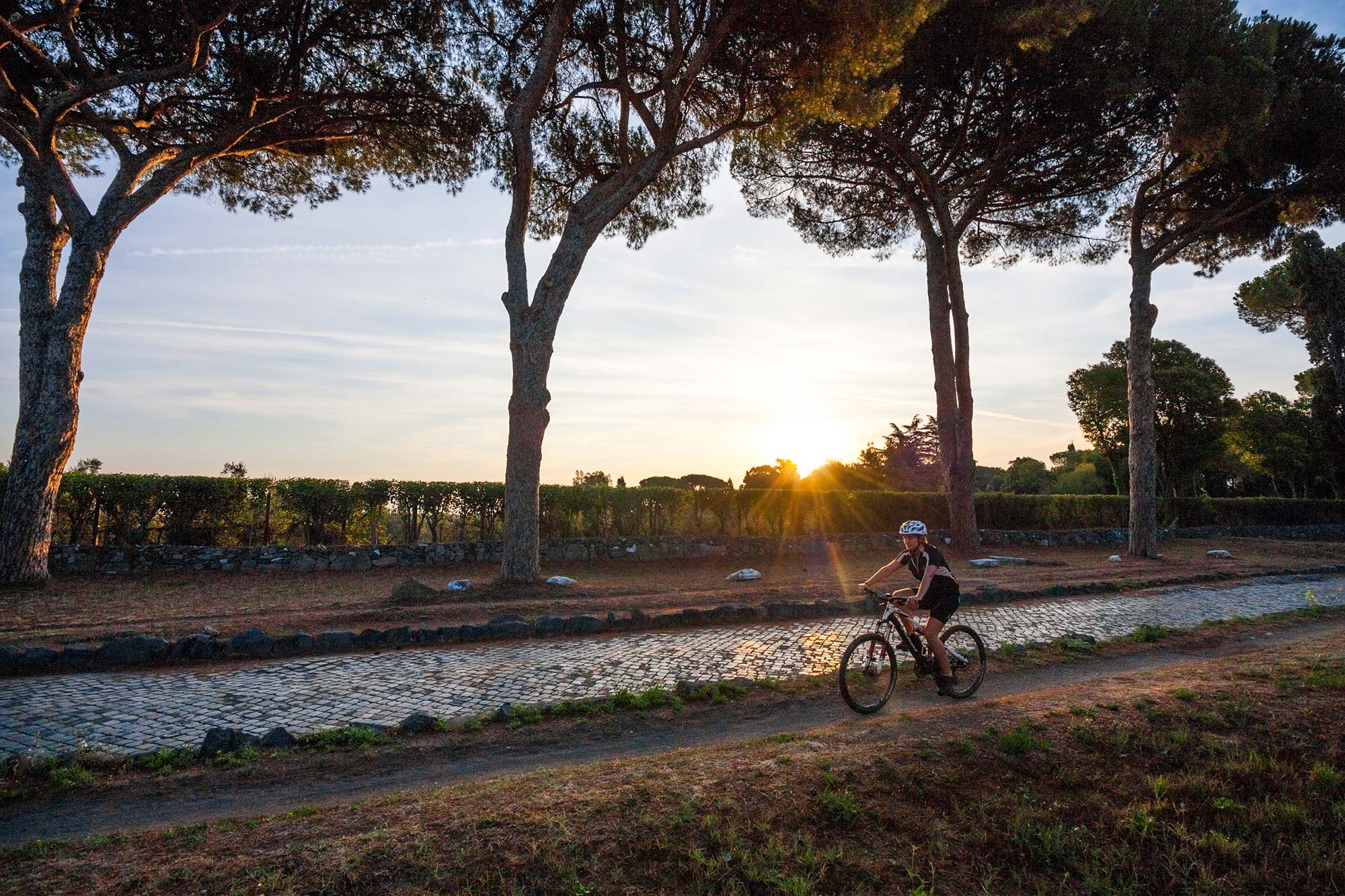 Porta San Sebastiano e delle mura Pedalando all'alba sull'Appia Antica © Donny Leonardo Leon Perez, concorso fotografico TCI Italia in bicicletta