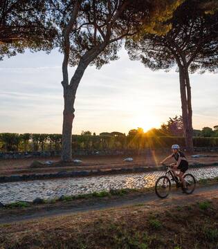 Porta San Sebastiano e delle mura Pedalando all'alba sull'Appia Antica © Donny Leonardo Leon Perez, concorso fotografico TCI Italia in bicicletta