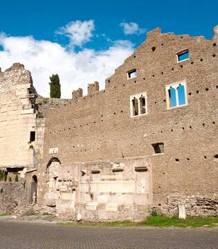 Mausoleo di Cecilia Metella Mausoleo di Cecilia Metella © Pablo Debat/Shutterstock.com