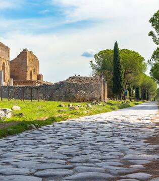 Villa dei Quintili l Le rovine di Villa dei Quintili lungo l'Appia Antica © mjols84/Shutterstock.com