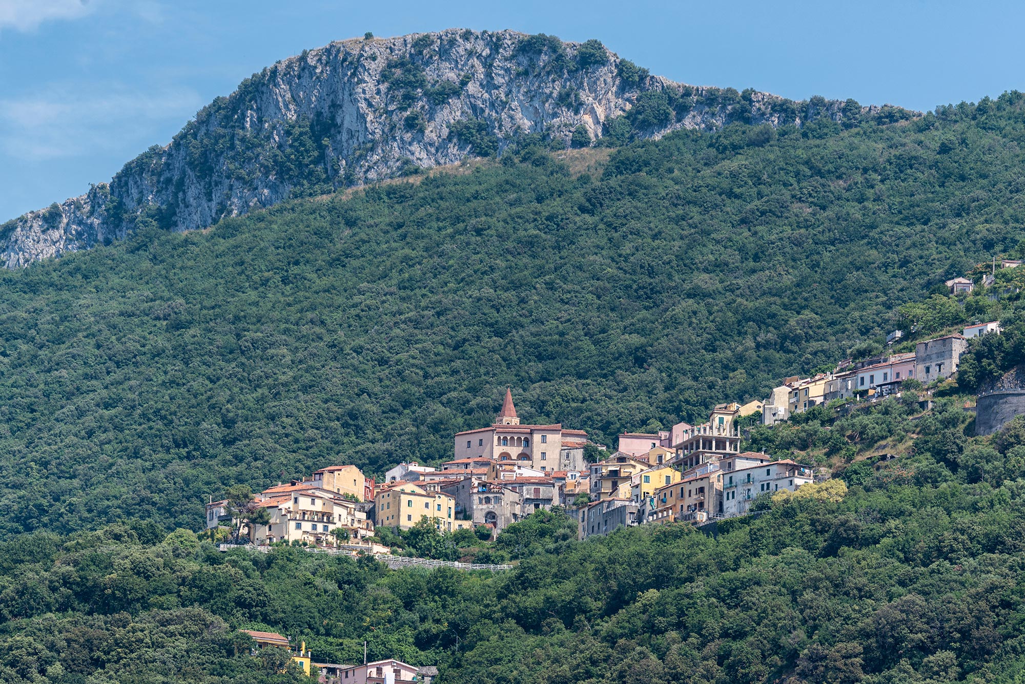 Maratea Il borgo medievale di Maratea ammantato dalla lussureggiante vegetazione e dominato dal monte San Biagio © Shutterstock/Claudio Giovanni Colombo