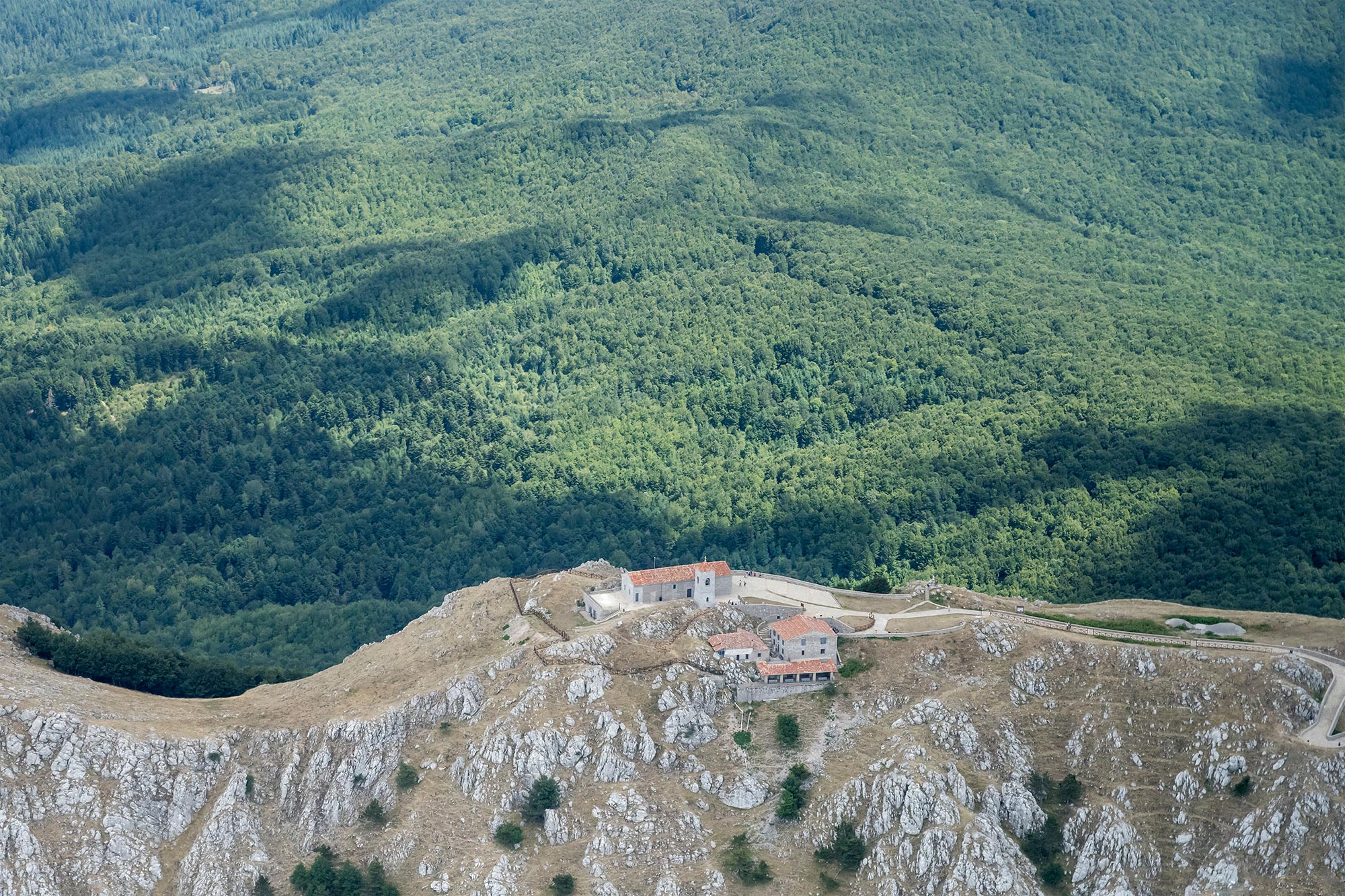 Viggiano Il Sacro Monte sul quale giace solitario l’omonimo santuario mariano © Shutterstock/hal pand