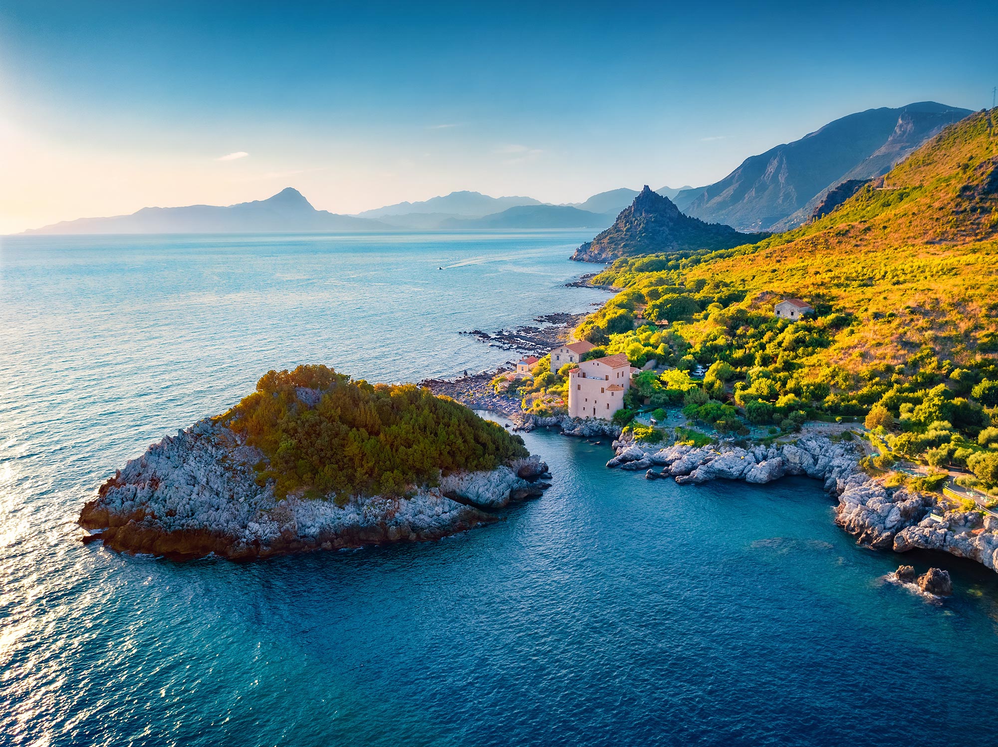 Maratea Un tratto della superba costa di Maratea © Shutterstock/Andrew Mayovskyy