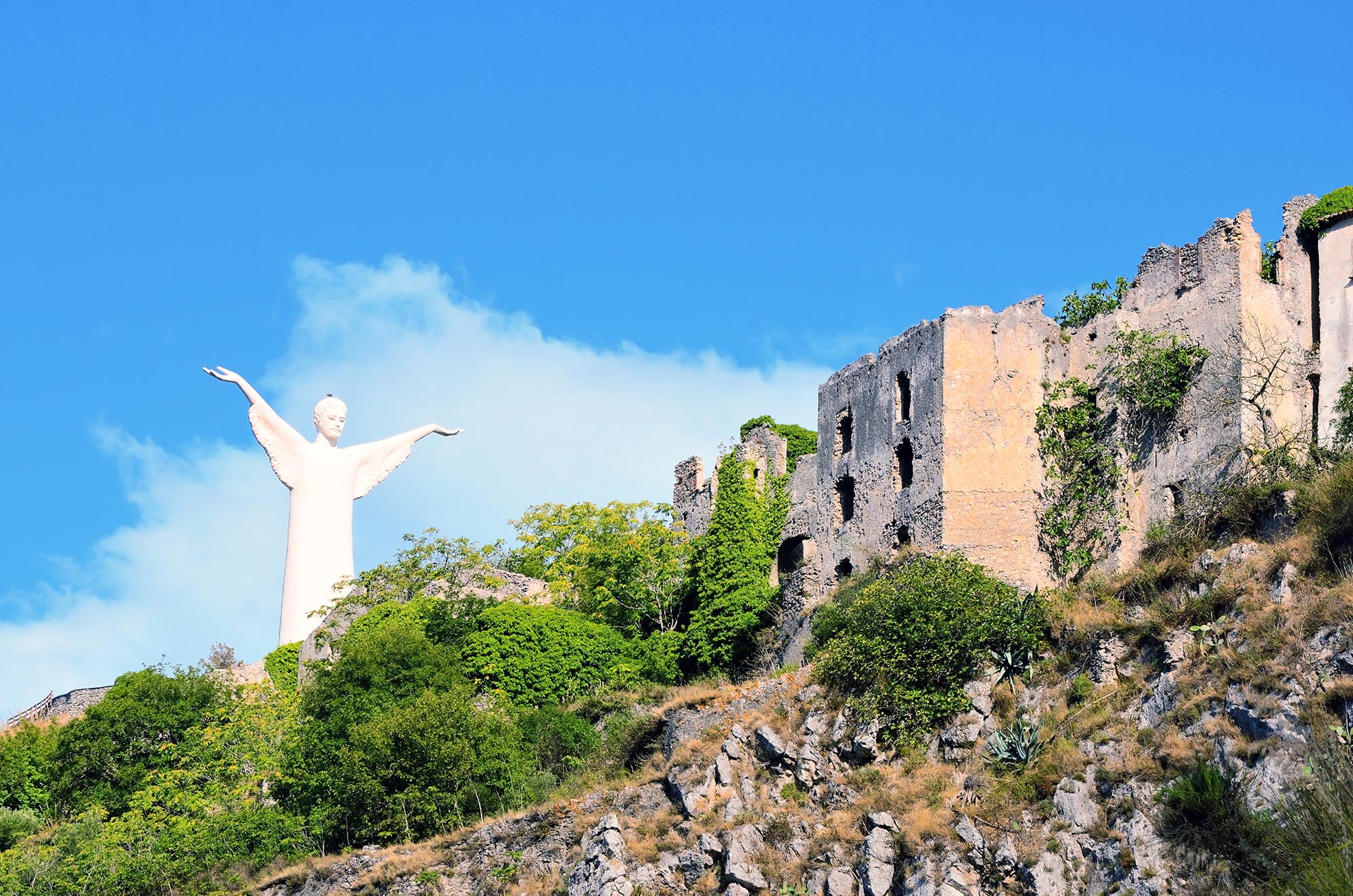 Maratea Il nucleo antico di Maratea sotto lo sguardo vigile della statua del Redentore © Shutterstock/maudanros