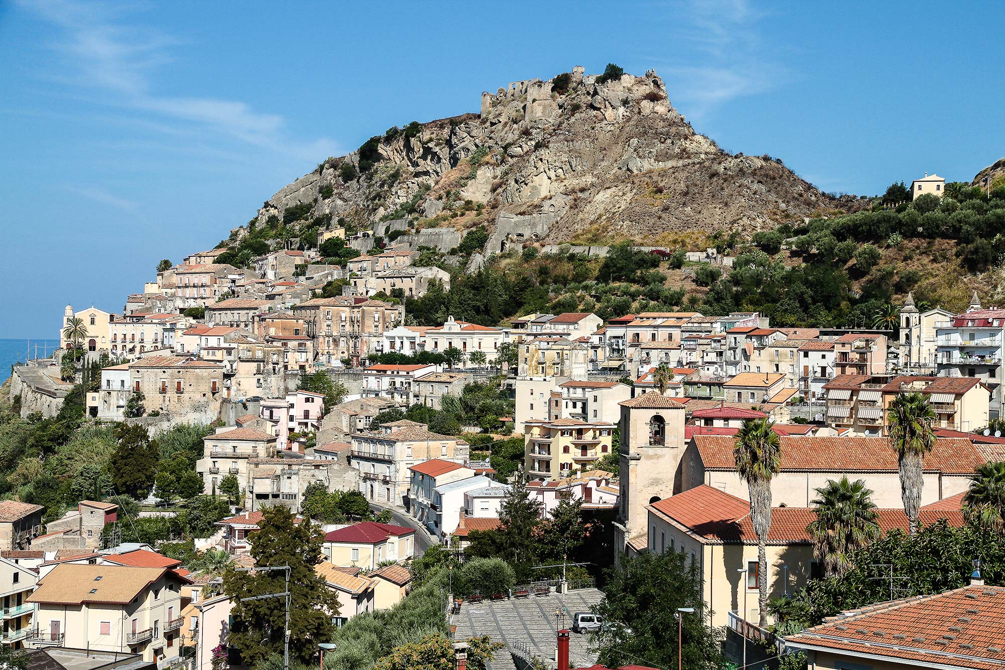 Amantea L’arroccato borgo di Amantea sovrastato dai resti del castello © Shutterstock/RudiErnst