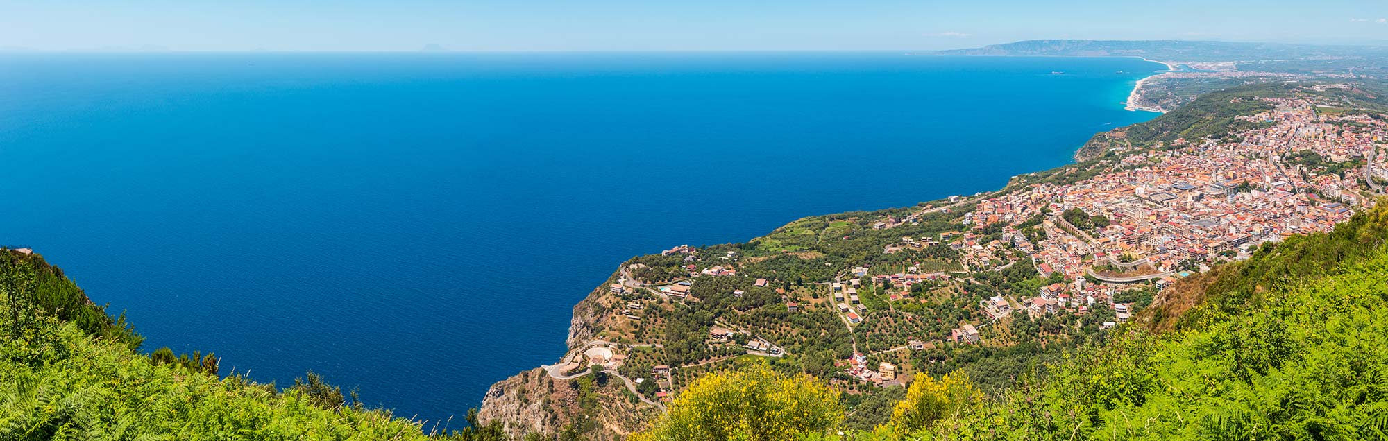Palmi Veduta panoramica di Palmi distesa su terrazze naturali © Shutterstock/Landscape Nature Photo