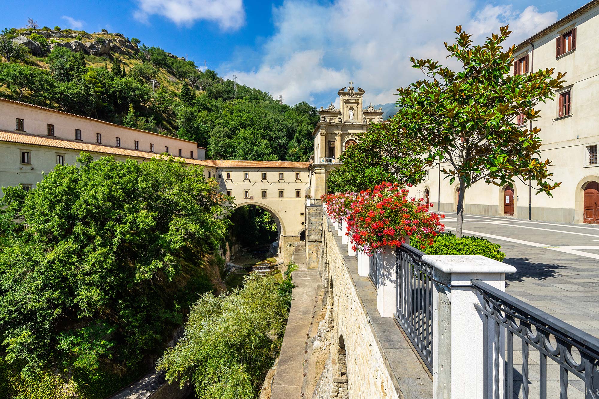 Paola Il santuario di San Francesco da Paola, meta di pellegrinaggi © Shutterstock/ Francesco Bonino