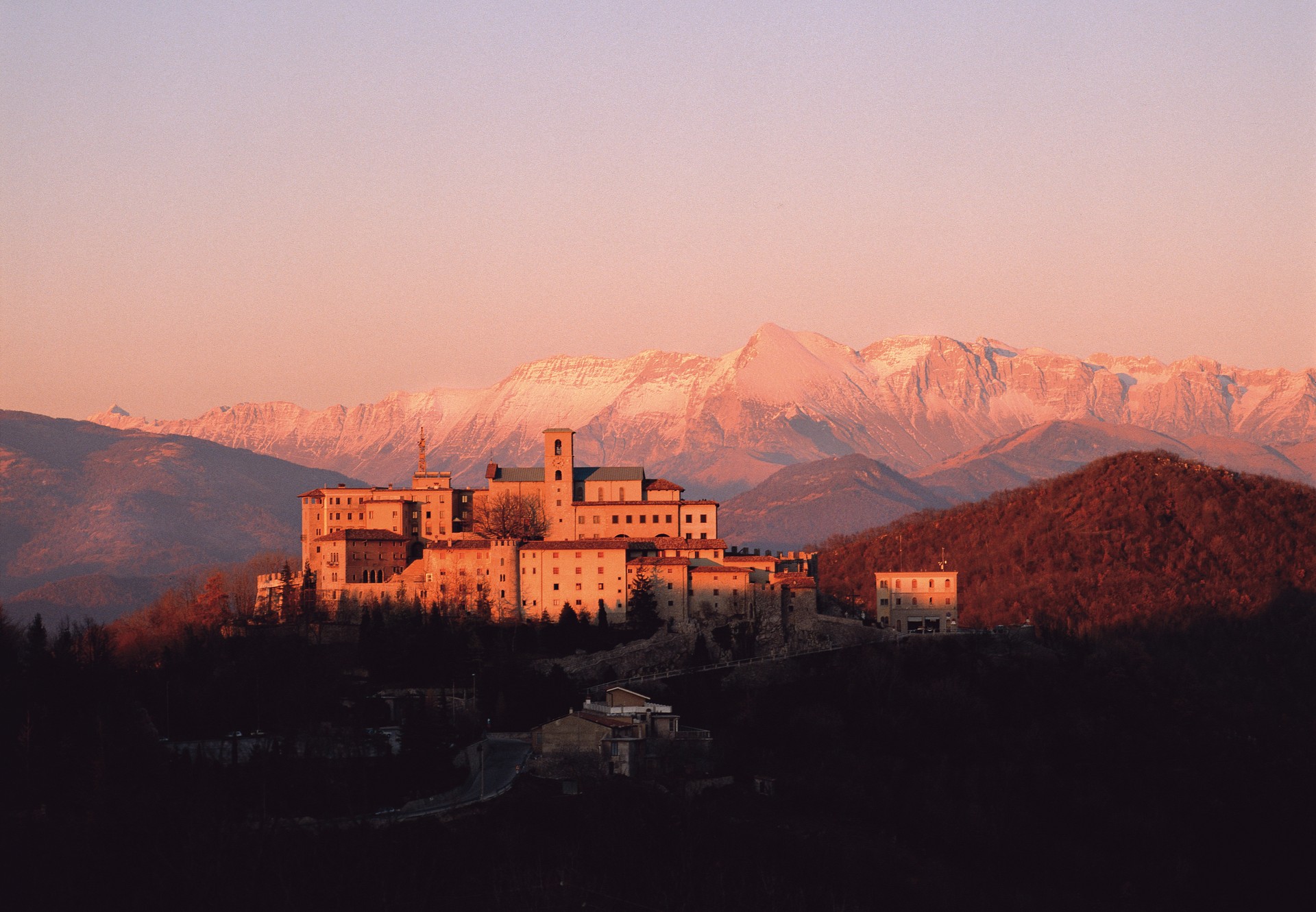 Il santuario fortificato di Castelmonte, meta di pellegrinaggi © PROMOTURISMO FVG, Ulderica Da Pozzo