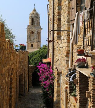 Bussana Vecchia Il borgo di Bussana Vecchia con il campanile di Sant'Egidio © Claudiovidri/Shutterstock.com
