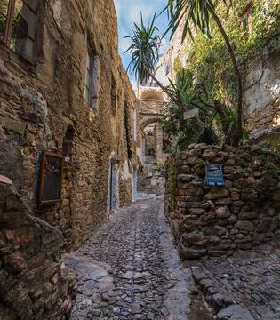 Bussana Vecchia Il borgo di Bussana Vecchia © Angelica Pellegrino, concorso fotografico TCI Borghi d'Italia