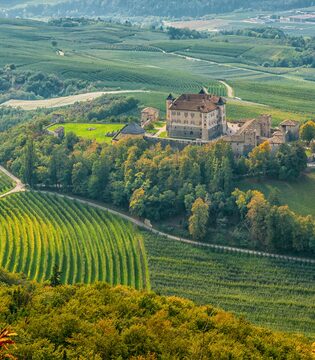 Val di Non Castel Thun tra i meleti della val di Non © Adobe Stock/lorenza62 – ID 174937649