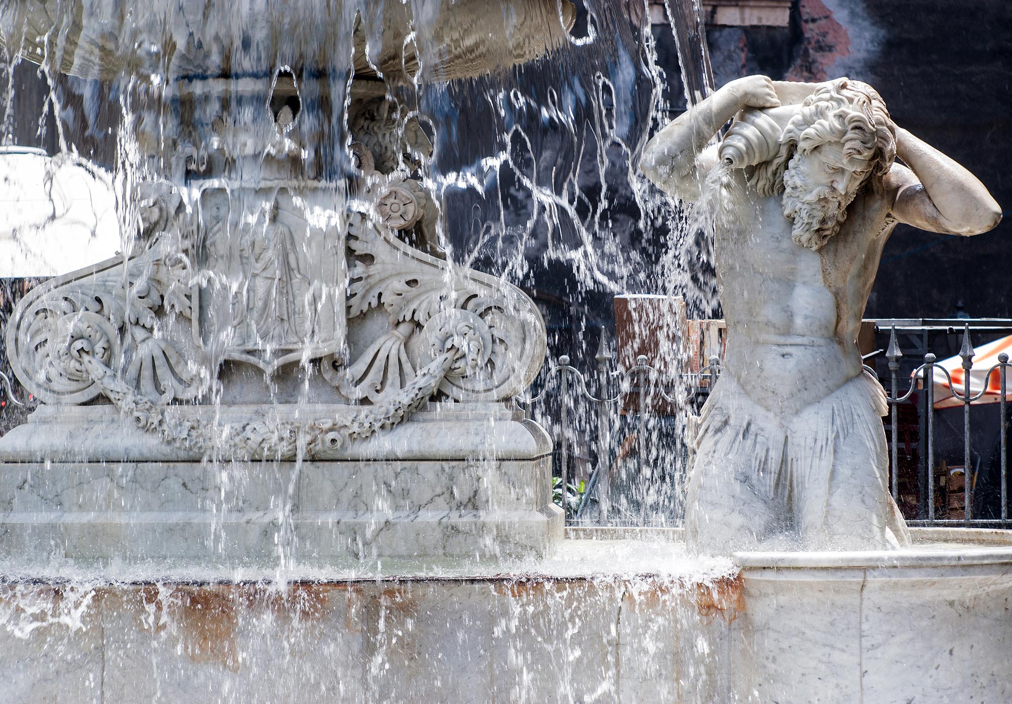Catania Il getto “a lenzuolo” della fontana dell’Amenano © Shutterstock/Gandolfo Cannatella