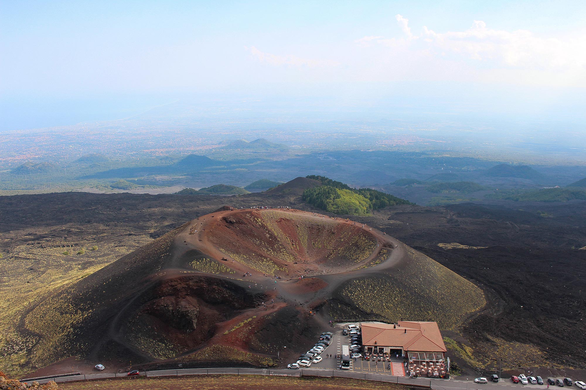 Etna Un cratere secondario dell’Etna vicino al Rifugio Sapienza © Shutterstock/Francesco Spadafina