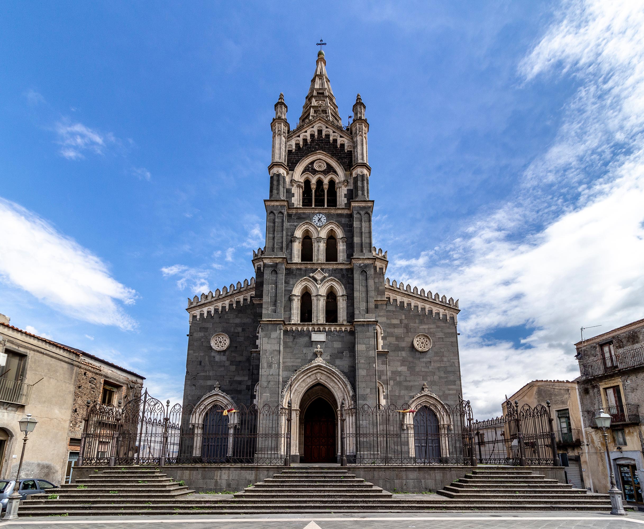 Randazzo La chiesa in pietra lavica di S. Maria Assunta a Randazzo © Shutterstock/Tampere Photography