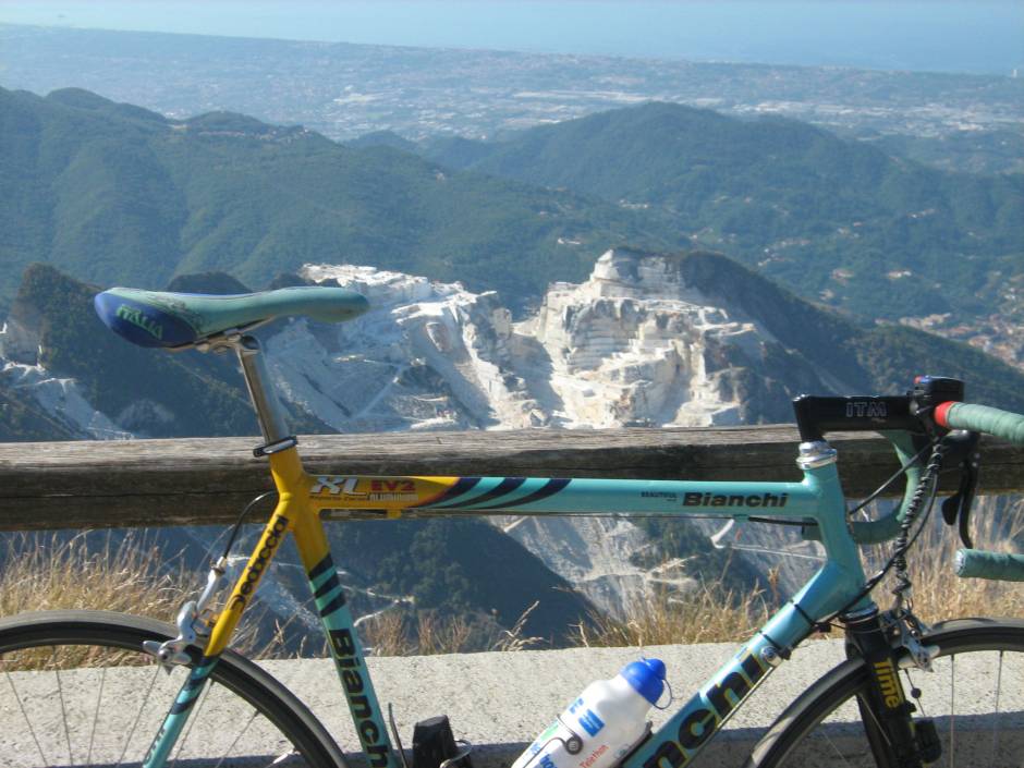 Le bianche cave di marmo di Carrara Le bianche cave di marmo sui versanti delle Alpi Apuane © Marco Giannelli, concorso fotografico TCI Italia in bici