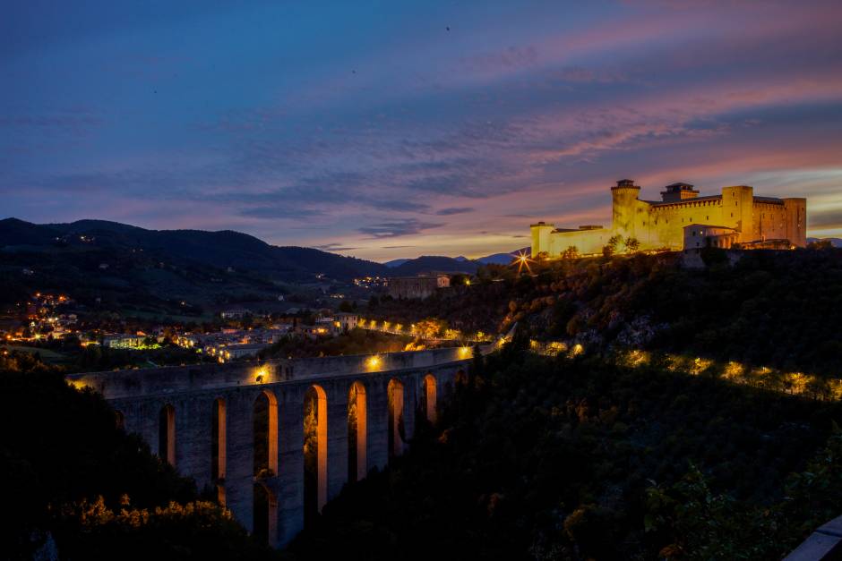 Spoleto La rocca di Spoleto al tramonto © Alberto D'Aprano, concorso fotografico TCI Monumenti d'Italia