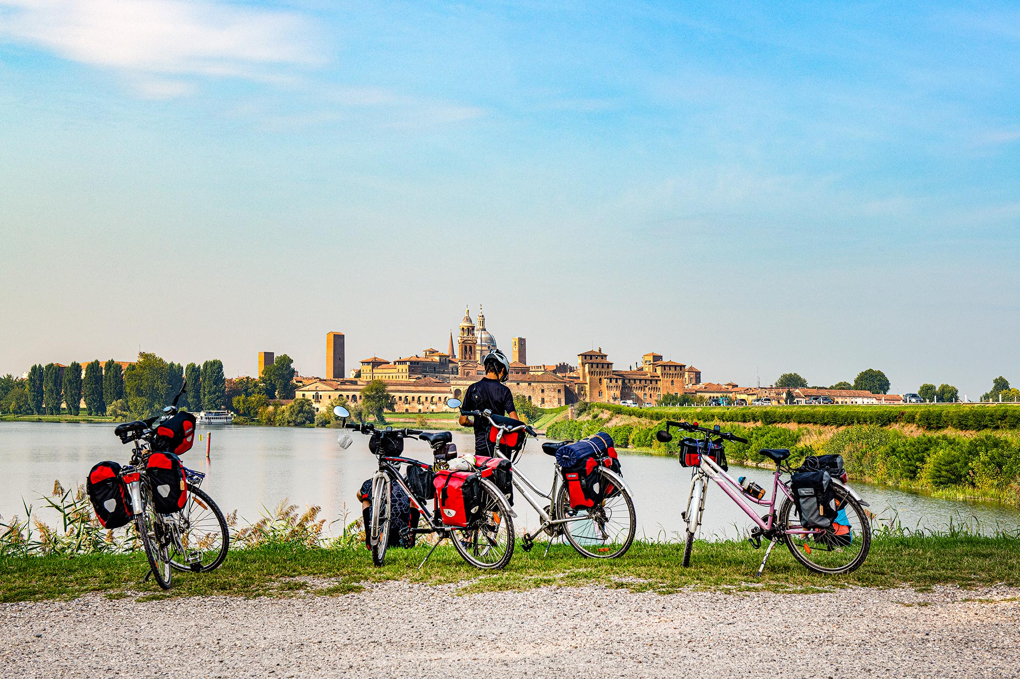 Mantova Veduta di Mantova con ciclisti Si ringrazia il Comune di Mantova per la foto gentilmente concessa. © Comune di Mantova, Musei Civici