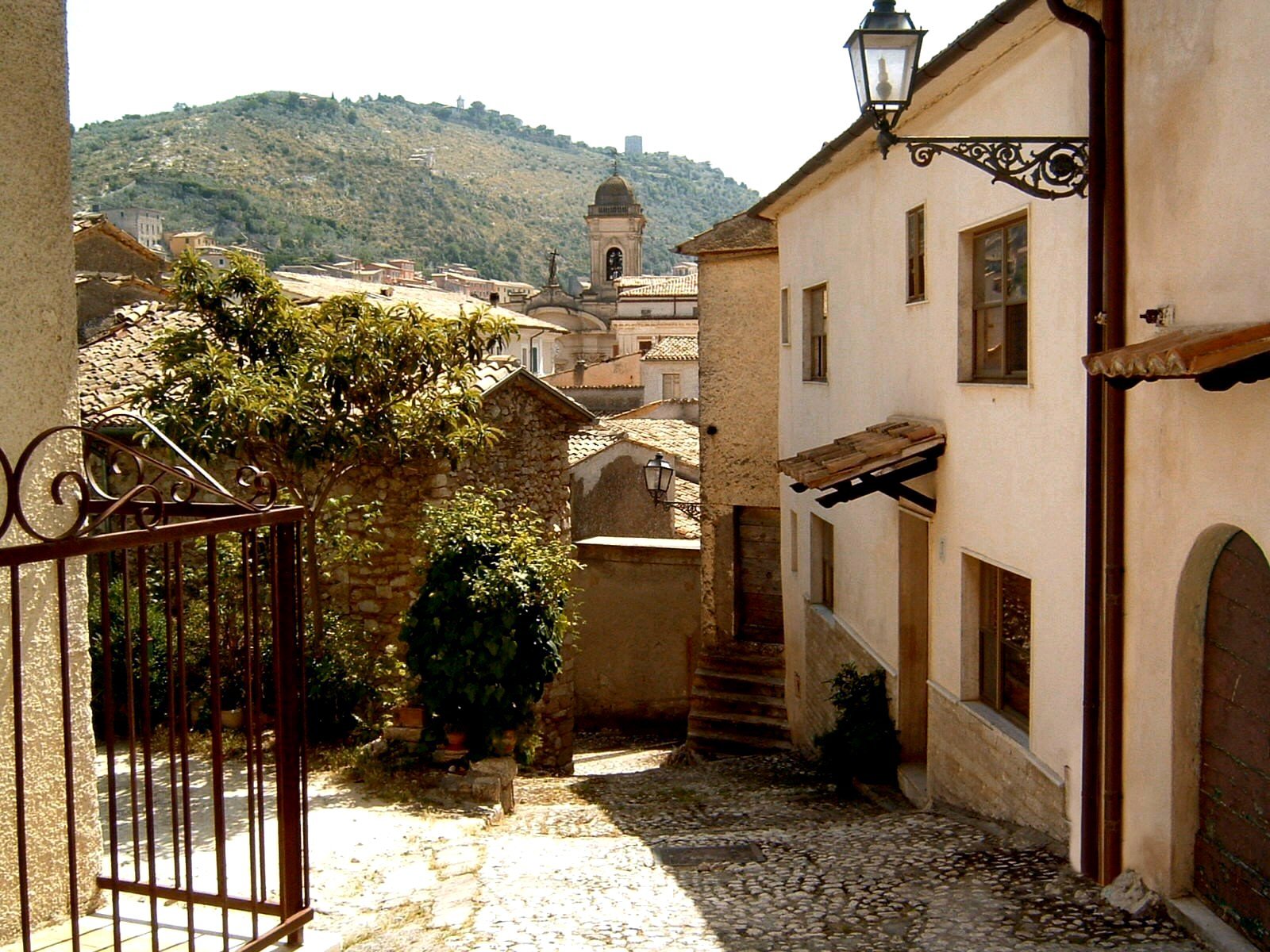 Arpino Vie del centro storico di Arpino © G. Musi