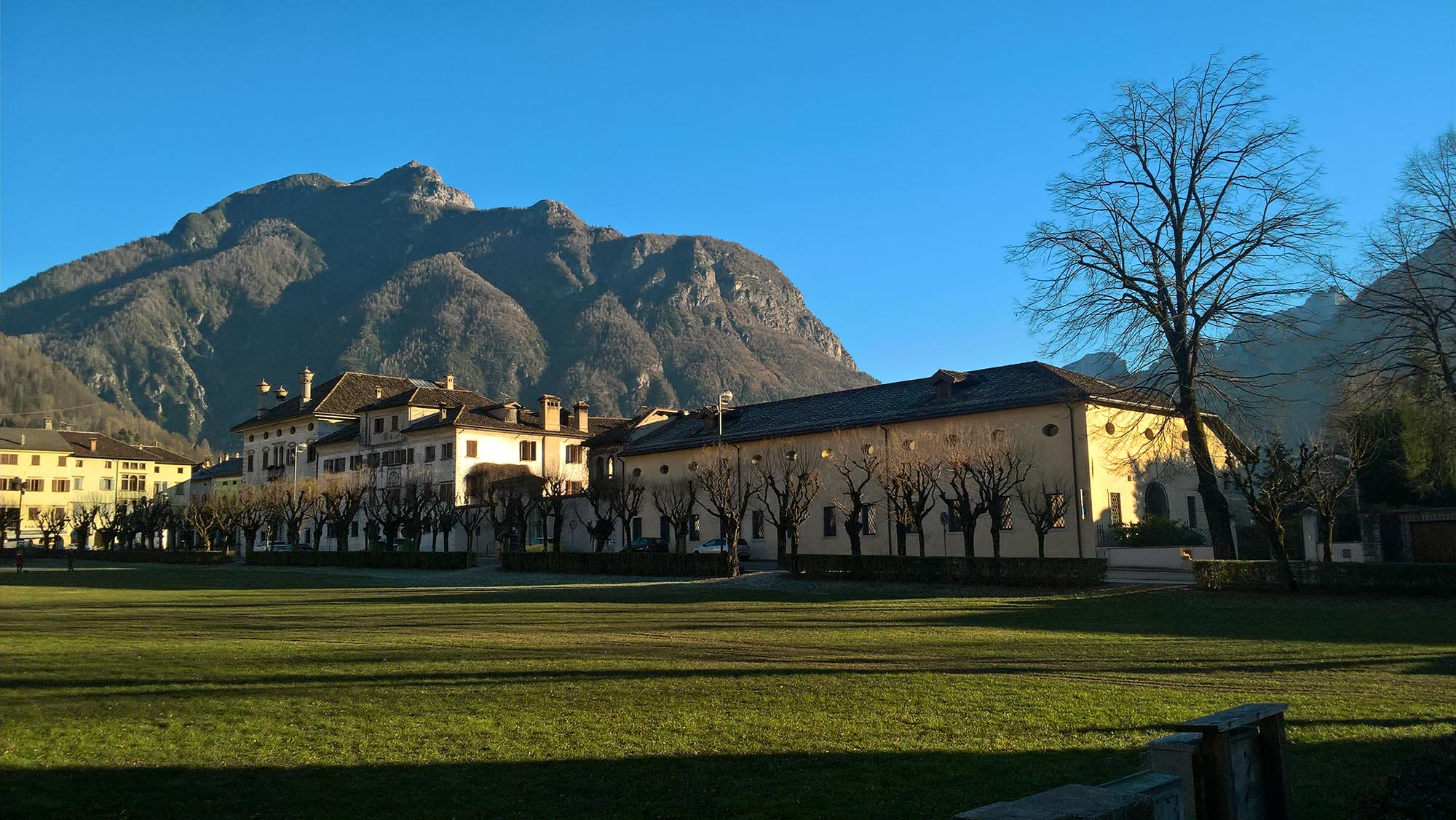 Agordo Il giardino del Broi di Agordo sul quale siaffacciano alcuni edifici tra i quali spicca villa Crotta-De Manzoni © Monica Martinelli