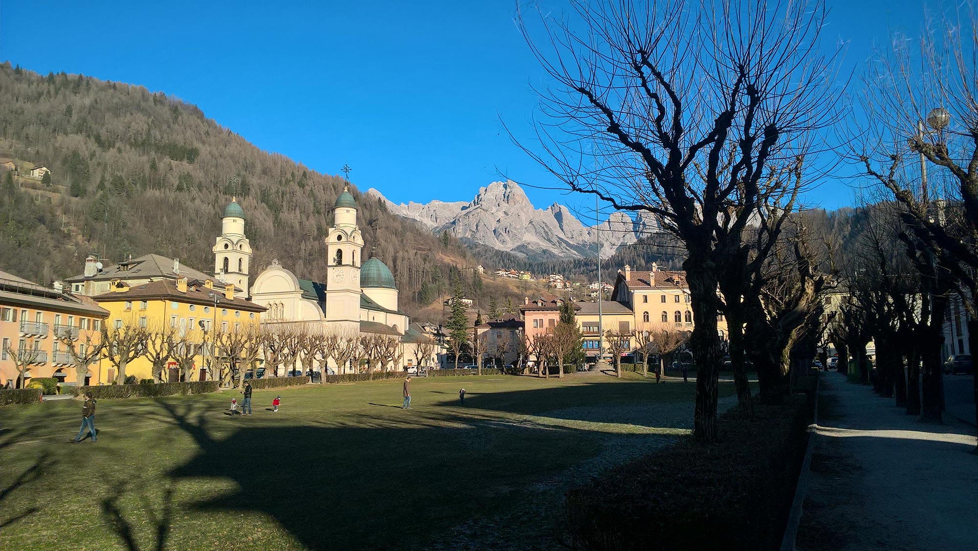 Agordo La piazza della Libertà e la chiesa di Santa Maria Nascente di Agordo © Monica Martinelli