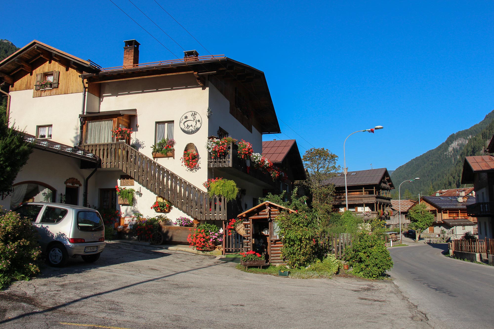Rocca Pietore Uno scorcio del piccolo borgo di Rocca Pietore © AdobeStock/daisy_y