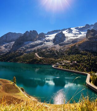Passo Fedaia Passo Fedaia e l’omonimo lago alle pendici della Marmolada © Adobe Stock/lorenza62