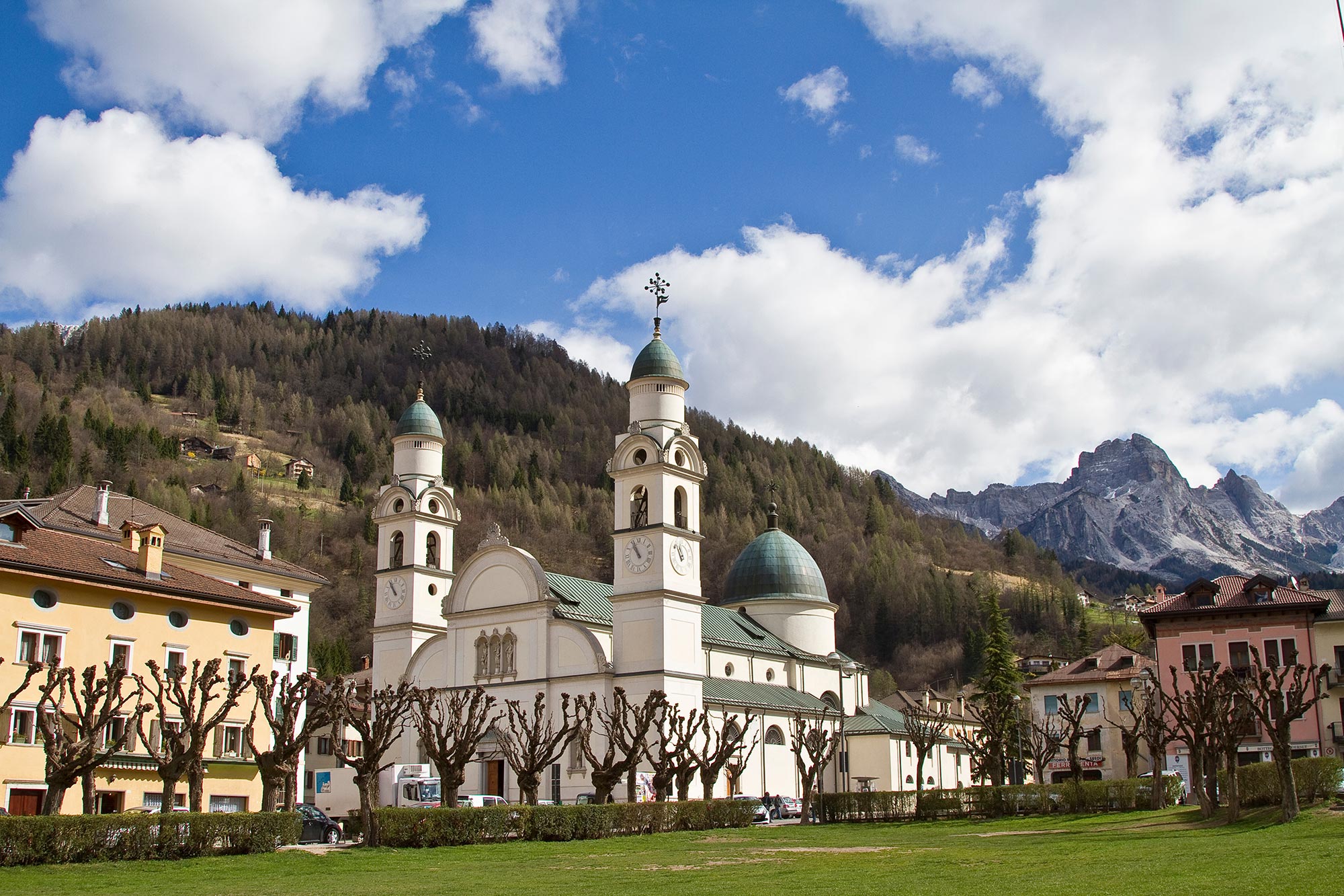 Agordo La chiesa parrocchiale di Agordo con i due campanili identici © AdobeStock/Hans und Christa Ede