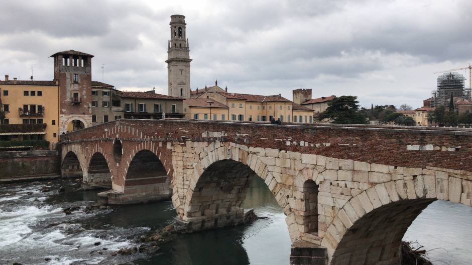 Verona Uno scorco di Verona e Ponte Pietra © Antonio Sparacino, concorso fotografico TCI Borghi d'Italia
