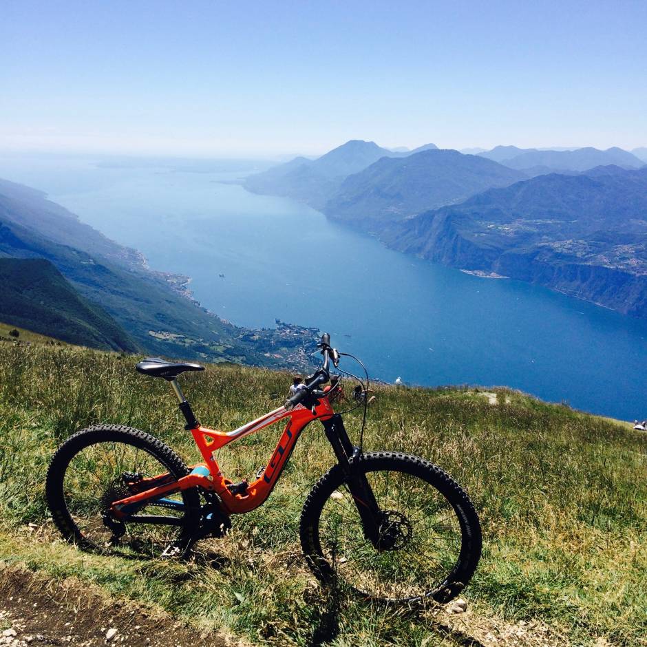 Il lago di Garda visto dal Monte Baldo © Francesco Porro, concorso fotografico TCI Italia in bicicletta
