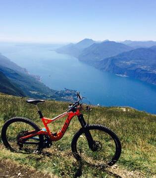 Il lago di Garda visto dal Monte Baldo © Francesco Porro, concorso fotografico TCI Italia in bicicletta